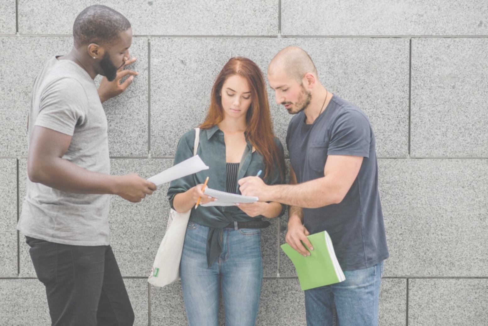 Environnement d'apprentissage moderne avec participants en formation financière